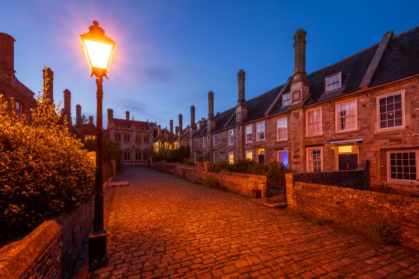 The precise framing demanded by architectural subjects is easily achieved with a geared head